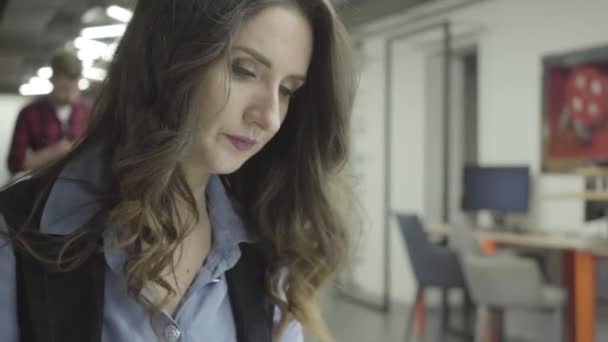 Porter dari seorang gadis bisnis sukses dengan dokumenter gelap duduk rambut di kantor. Pengusaha bekerja di tempat kerja . — Stok Video