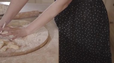 Siyah elbise içinde sigara kız un yoğurma hamur bulaşmış. Pişirme konsepti.