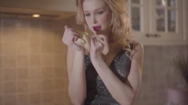 Siyah elbiseli portre baştan çıkarıcı kadın eller karıştırma hamur un ile bulaşmış.