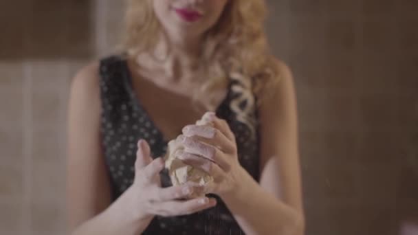 Portret Nierozpoznana uwodzicielska Kobieta w czarnej sukni rozmazana mąką mieszania ciasta w rękach. Zwolnionym. — Wideo stockowe