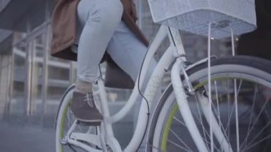 Tanınmayan adam bisikletini açık havada sürme. İyi havalarda şehirde Bisiklete binmek. Close.