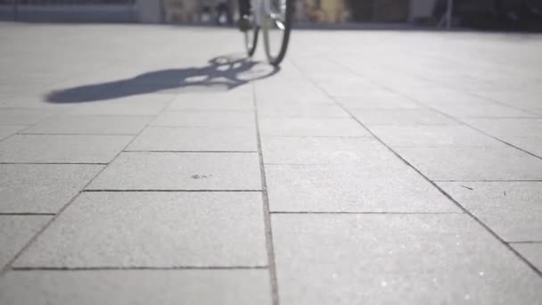 Κοντινό-up άγνωστος άνθρωπος που καβαλάει το ποδήλατό του σε εξωτερικούς χώρους. Ποδηλασία στην πόλη με καλό καιρό. — Αρχείο Βίντεο