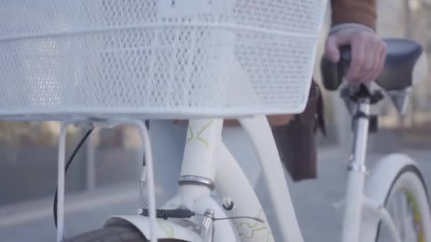 Pareja joven no reconocida caminando con una bicicleta al aire libre. Ciclismo en buen tiempo soleado . — Vídeos de Stock