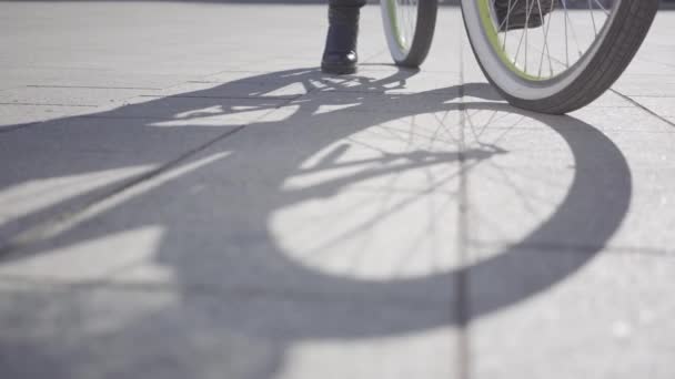 Homme méconnu en vélo à l'extérieur. Faire du vélo en ville par beau temps. Gros plan . — Video