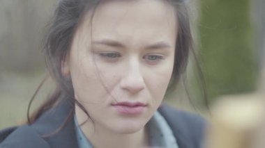 Fırça kullanarak bir resim çizim şövale önünde oturan genç kız ressam yüzünü yakın. Gerçek insanlar serisi.
