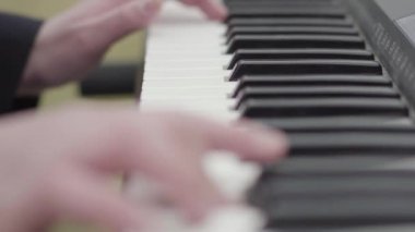 Piyano çalan bir müzik sanatçısı elleri yakın. Favori klasik müzik, romantik bir atmosfer. Seçici odak
