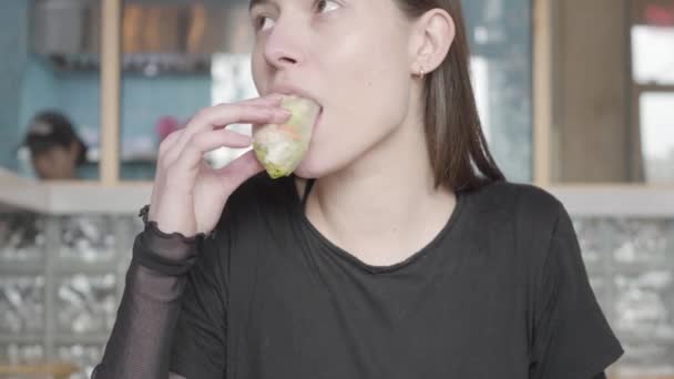 Portret van mooie vrouw eten vegetarisch eten in de Chinese Cafe. Lady geniet van haar verpakte groenten. Concept van gezonde levensstijl, vegetarisme — Stockvideo