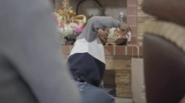 Sevimli küçük Afrikalı Amerikalı çocuk çocuk paketi oyuncak alarak ve konforlu şömine arka planda Konuk gösteren