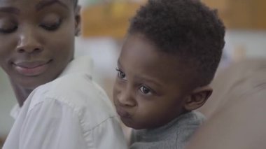 Portreler oynarken ve eğlenceli birlikte Afrikalı Amerikalı kadın onu sevimli küçük çocuk çocuğu ile. İlişki anne ve oğul. Mutlu bir aile.