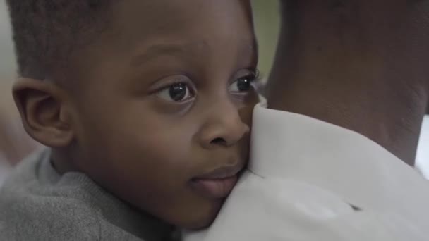 Madre afroamericana con su pequeño niño lindo divirtiéndose juntos. Relación madre e hijo. Una familia feliz . — Vídeos de Stock