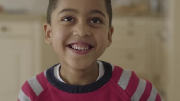 Portret van een schattig charmant African American jongetje. — Stockvideo