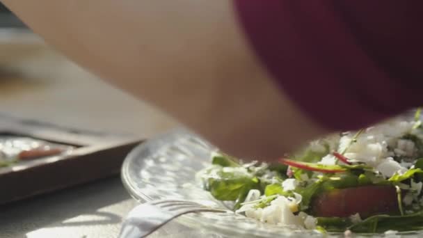 Farce à la main féminine sur le pain délicieux fromages et sauces de l'assiette magnifiquement servi dans le restaurant. Gros plan — Video