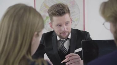 Finansal piyasalar ve yeni startups tartışırken başarılı bir iş patronu portresi. Trendy Loft ofisinde çalışan iş ekibi. Bir grup iş arkadaşı başlangıç fikirlerini tartışıyor. Işyeri. Office