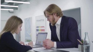 Genç sakallı adam netbook 'ta çalışan bayan meslektaşını neşelendirmeye çalışıyor. Kadınlar erkeklere ilgi göstermiyor, o da aletleri kapatıyor. Bayan, adamın küstah davranışı yüzünden kızgın..