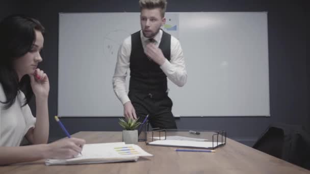 Baas komt naar de tafel met boos gezicht en begint te praten slecht met een collega. Conflict op het werk, een man praten met een meisje in een verhoogde stem. Werkplek — Stockvideo