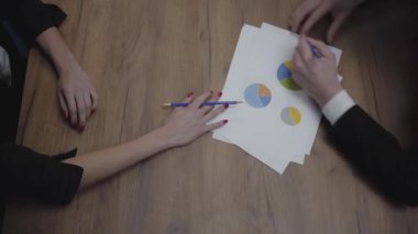 Büyüme oranlarını ve eğilimleri analiz eden tanınmayan iş adamlarıyla grafik veri şablonları tablosunun en iyi görüntü çekimi. Işyeri. Ofis alanı.