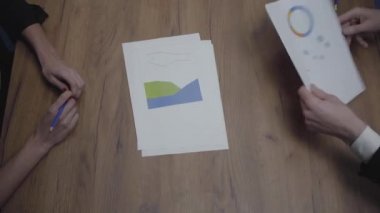 Büyüme oranlarını ve eğilimleri analiz eden tanınmayan iş adamlarıyla grafik veri şablonları tablosunun yukarıda görüntülenmesi. Işyeri. Ofis alanı.