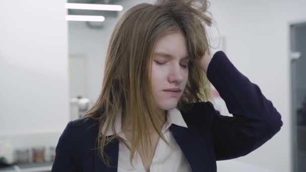 Portrait de triste jeune femme fatiguée en vêtements formels qui attrape ses cheveux et regarde loin et vers le bas, elle est déçue et déprimée. Difficultés dans le processus de travail. En milieu de travail. Bureaux . — Video