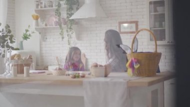 Sevimli anne ve onun pre teen kızı mutfakta tartışıyor. Kadın kıza nedenlerini açıklar, ama inatçı kızı fikrini savunur. İlişki anneleri ve kızları. Mutlu bir aile.