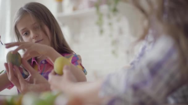 Mor och dotter färg påsk ägg med färger och borste. Färgglada påskägg. Förberedelse av påsk. Mor och dotter ha kul tillsammans. — Stockvideo