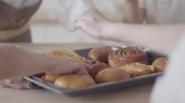 Tanınmayan aç oğullar fırına götürün. Büyük dostu noizy aile birlikte tatlılar ve portakal suyu ile kahvaltı sahip.