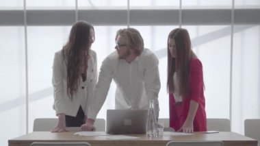 Yakışıklı başarılı ve özsakallı işadamı, fikirlerini iş arkadaşları yla ya da astlarıyla paylaşıyor. Genç bir ekip yeni bir başlangıç tartışıyor. Ofis alanında işyerinde beyin fırtınası.