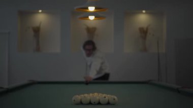 Yakışıklı sarışın sakallı adam bilardo oynuyor, ışık odasında bilardo. Kendine güvenen oyuncu bir işaret ile topa vurur. Amerikan bilardo su bilardo. Bilardo bilardo oyunu. Bilardo spor konsepti