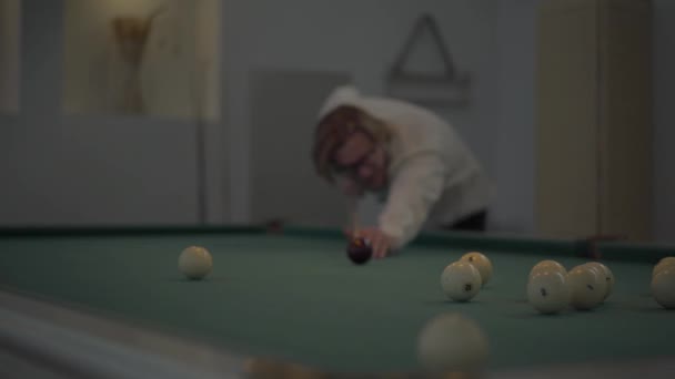 Blonder bärtiger Mann spielt Pool, Billard im hellen Raum. Der selbstbewusste Spieler trifft den Ball mit einem Queue. Amerikanisches Billard. Billardspiel im Pool. Billardsportkonzept — Stockvideo