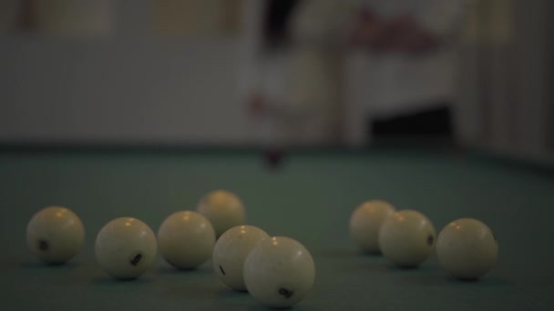 Bilardo masasında yatan bilardo topları yakın çekim. — Stok video