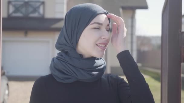 Retrato de independente jovem muçulmano mulher de negócios olhando sorrindo confiante em câmera vestindo lenço de cabeça tradicional ao ar livre . — Vídeo de Stock