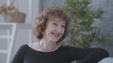 Portre oldukça zarif olgun kadın mavi gömlekli genç adam ile konuşurken kanepede yakın otururken. Yaşlı kadın ve genç adam arasında mutlu bir ilişki. Kamera sağa hareket ediyor