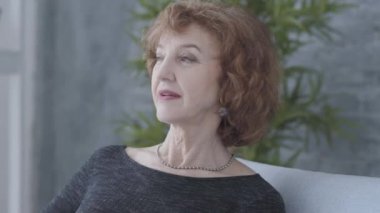 Portre sevimli zarif olgun kadın mavi gömlekli genç adam ile konuşurken kanepede yakın oturuyor. Yaşlı kadın ve genç adam arasında mutlu bir ilişki. Aşk kavramı