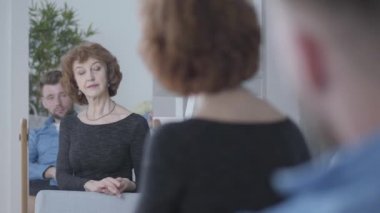 Portre oldukça üst düzey olgun kadın aynaya onun yansıması bakarak, mavi gömlekli genç adamın önünde oturan saçlarına dokunarak. Yaşlı kadın ve genç adam arasındaki ilişki. Yaş