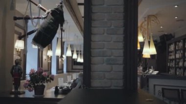 Üzerinde alkol şişeleri, bar sayacı ve İrlanda gayda duvarda asılı büyük raf ile küçük rahat bar. Boş bar, ziyaretçi yok.