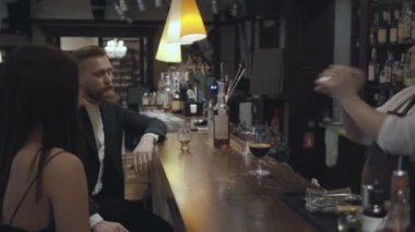 Pahalı bir restoran veya pub bar arkasında duran deneyimli kendinden emin garson shaker ile bir kokteyl yapar.
