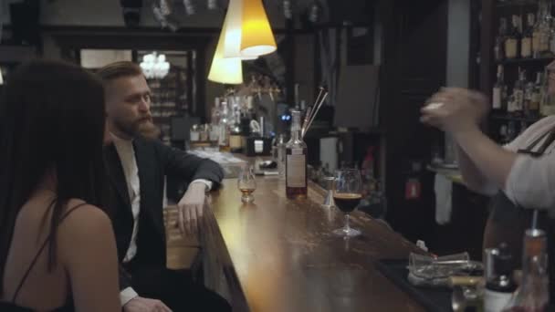 经验丰富的自信的侍者站在昂贵的餐厅或酒吧的酒吧后面，用摇床做鸡尾酒. — 图库视频影像