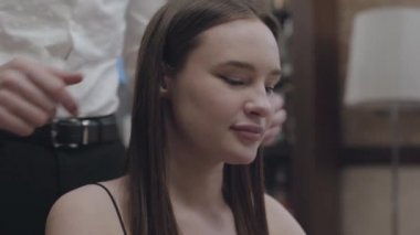 Beyaz gömlek gözleri oy güzel genç kadın restoranda oturan kapsayan tanınmayan adam. Sevimli çiftin bir randevusu var. Aşk kavramı, ilişki, yakınlık