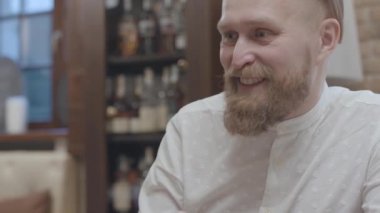 Genç bir çift akşam yemeği yiyor ya da restoranda yemek yiyor. Bir adam sevgilisinin hikayesini anlatır. Çiftler birlikte vakit geçirir. Genç bir çiftin ilişkisi. Bir adam bir kızın elini öper..