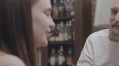 Genç bir çift akşam yemeği yiyor ya da restoranda yemek yiyor. Bir adam sevgilisinin hikayesini anlatır. Çiftler birlikte vakit geçirir. Genç bir çiftin ilişkisi.