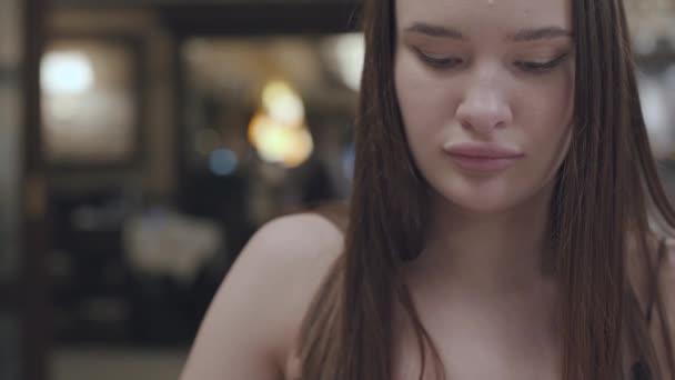 Retrato de una joven guapa morena cenando o cenando en un restaurante o cafetería . — Vídeo de stock