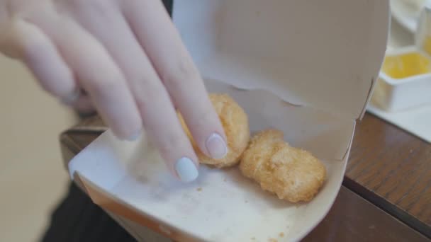 Ženská ruka bere kuřecí Nuggets z krabice zblízka. — Stock video