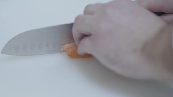 Chef manos rebanando salmón con el cuchillo grande de cerca. El cocinero prepara comida en la cocina del restaurante. Preparación de mariscos — Vídeos de Stock