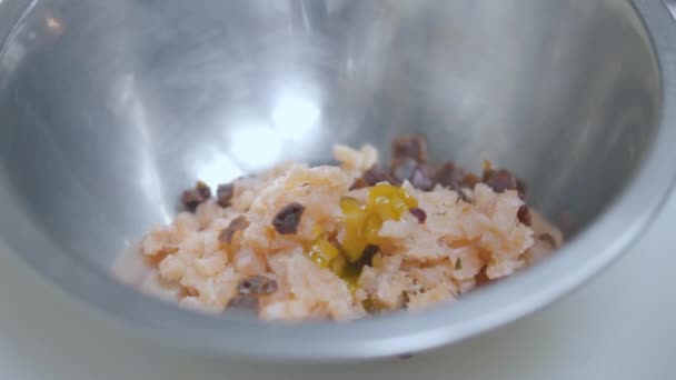 큰 알루미늄 그릇에 놓인 작은 조각에 잘라낸 연어는 소스를 가까이에 두어 놓습니다. 요리사는 레스토랑 부엌에서 음식을 준비합니다. 해산물 준비 — 비디오