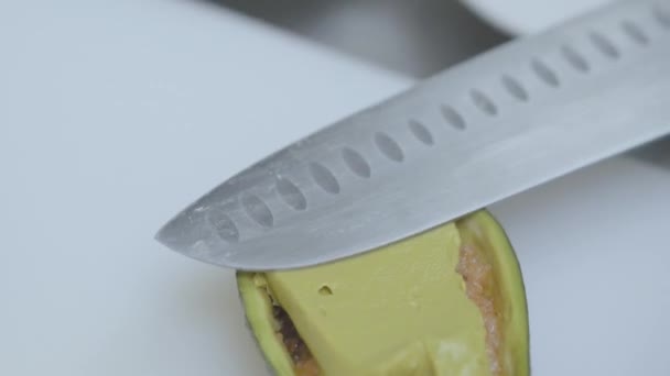 Chef előkészítése töltött avokádó elhelyezés sárga szósz, mustár rajta közelről segítségével nagy késsel. A szakács ételt az étteremben konyha. Tenger gyümölcsei készítmény — Stock videók