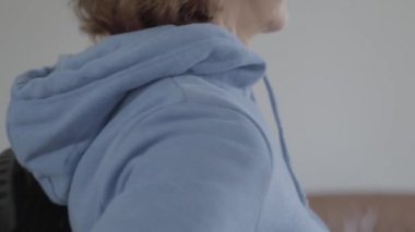 Kadın rahat bir sırt çantası giyer. Yakın plan..