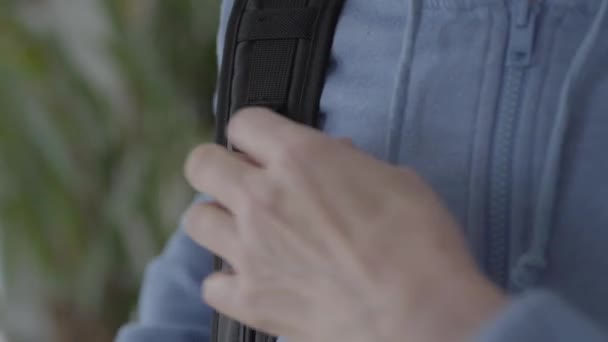 Wrinkly arms fixing backpack at the back — Stock Video