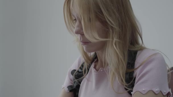 Zavřete portrétní krásnou blonďatou ženu v ortopedickém korbetu, kde vzadu sedí na stole a pracuje v přenosném počítači — Stock video
