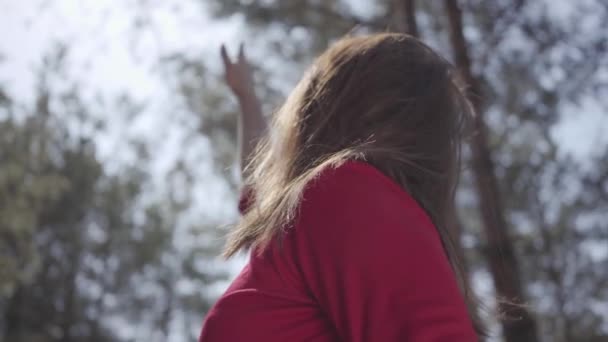 Κλείστε πορτρέτο χαριτωμένο γυναίκες σώμα σε κόκκινο φόρεμα στο δάσος. Η κυρία σηκώνει το χέρι στον ουρανό. — Αρχείο Βίντεο