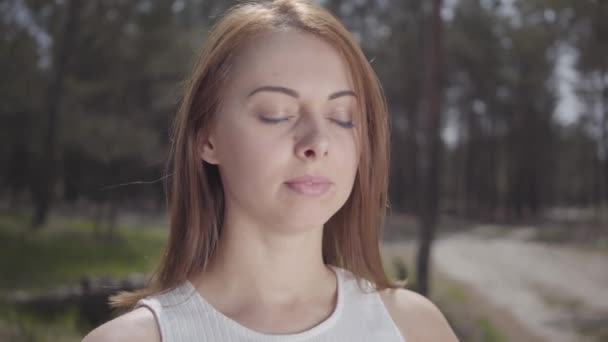 Primo piano ritratto di graziosa giovane donna carina con i capelli castani nella foresta — Video Stock