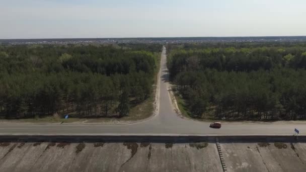 Vista superior del lago y asfalto caro a través del bosque. Disparos en drone . — Vídeos de Stock